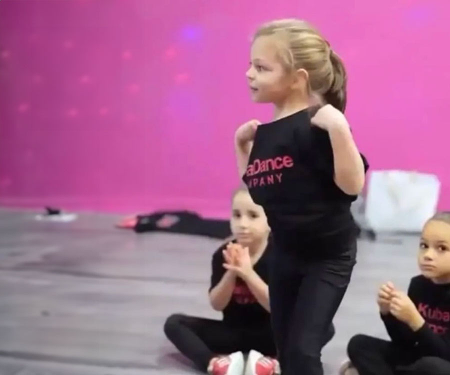 Dansare visar upp sin Kuba Dance t-shirt